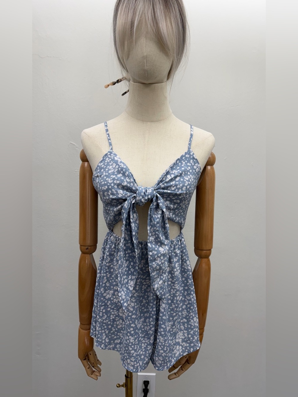 Zaful Blue Floral Cutout Tie Front Romper Size S (US 2) White and Blue